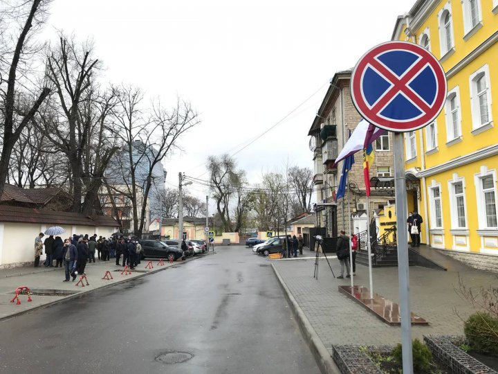 Zeci de oameni s-au adunat în fața CC, în timp ce magistrații examinează sesizarea președintelui privind dizolvarea Parlamentului (FOTO)