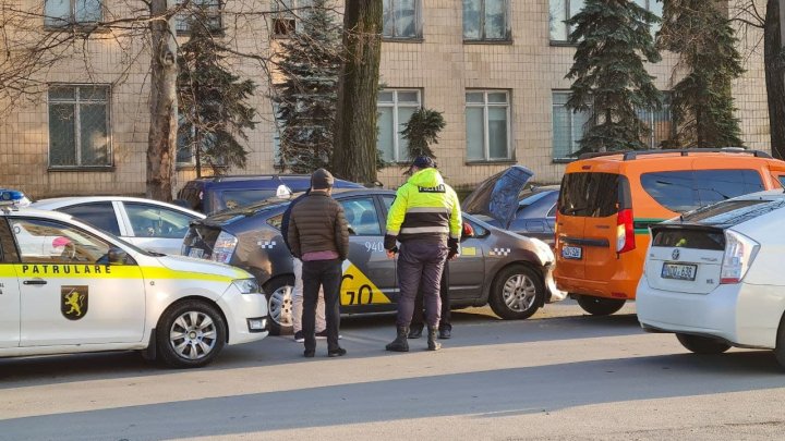 Le-a căzut bucuria-n scârbă. O mașină de încasare a fost lovită de un taxi pe strada Bucuriei