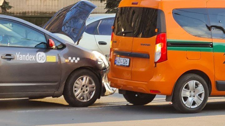 Le-a căzut bucuria-n scârbă. O mașină de încasare a fost lovită de un taxi pe strada Bucuriei