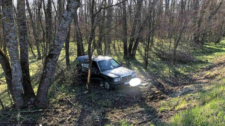 Un Mercedes a derapat de pe șosea și a ajuns într-un tufăriș. O minoră a fost rănită