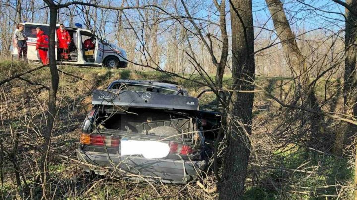 Un Mercedes a derapat de pe șosea și a ajuns într-un tufăriș. O minoră a fost rănită