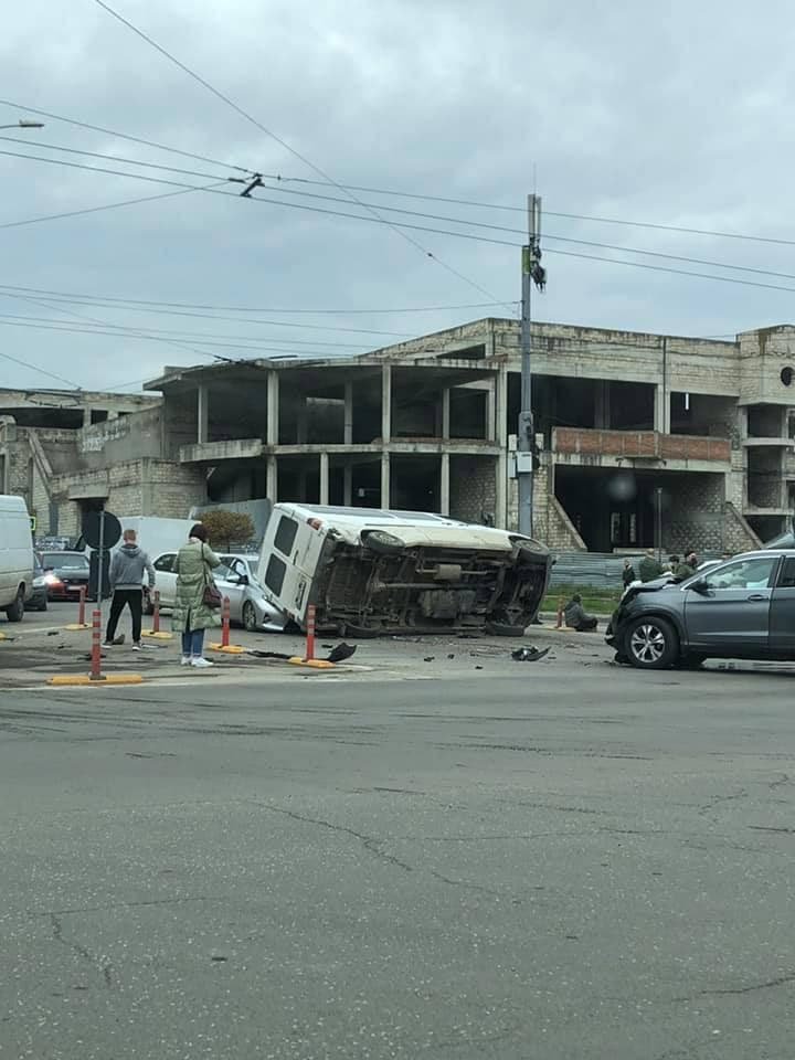 Accident grav în Capitală. Patru mașini s-au ciocnit violent pe strada Trandafirilor (VIDEO)