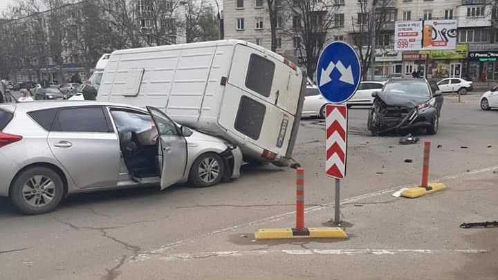 Accident grav în Capitală. Patru mașini s-au ciocnit violent pe strada Trandafirilor (VIDEO)