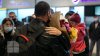 Lacrimi de bucurie şi emoţii pe Aeroportul din Chişinău. A aterizat încă o cursă din Israel cu aproximativ 200 de pasageri la bord (FOTO)