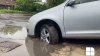 Ghinion pentru un șofer.  A rămas cu mașina blocată într-o groapă cu apă și noroi (VIDEO)