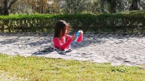 (FOTO) Iluzia optică a unei fetițe care se scufundă în trotuar generează confuzie printre cei care o văd