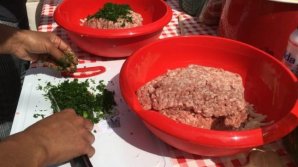 Un bărbat a fost înjunghiat după ce i-a reproşat soţiei că nu ştie să facă sarmale