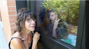 Dragoste în vremea pandemiei. Povestea emoționantă a unei femei care de 420 de zile își vede soțul doar prin fereastră