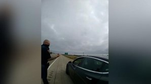 Șoferul unui autoturism Tesla pe pilot automat, surprins dormind la volan, în trafic. Cum s-a scuzat față de polițiști