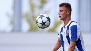 Oleg Reabciuk a primit medalia de aur și trofeul, pe stadionul Georgios Karaiskakis din Pireu