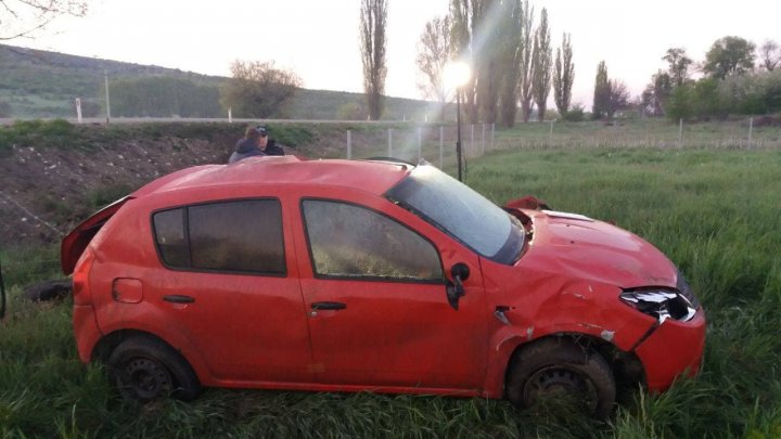 Accident pe traseul Nisporeni-Milești. Șoferul a pierdut controlul volanului și a derapat. Mai mulți pasageri au avut nevoie de îngrijiri medicale