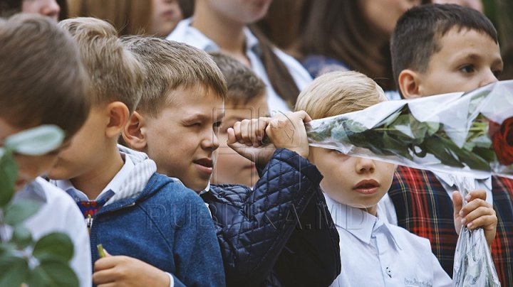 Mii de copii vor primi câte 700 de lei, în scopul pregătirii pentru noul an de studii 