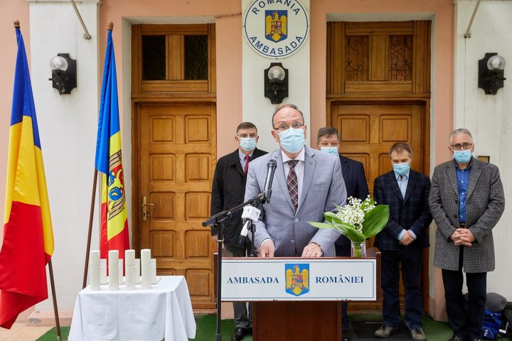 Patru personalităţi din Republica Moldova, decorate de preşedintele României, Klaus Iohannis