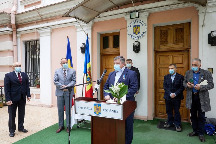 Patru personalităţi din Republica Moldova, decorate de preşedintele României, Klaus Iohannis