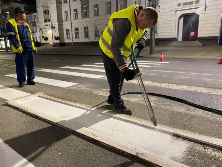 Veste bună! Pe străzile din Capitală au început lucrările de aplicare a marcajului rutier (FOTO)