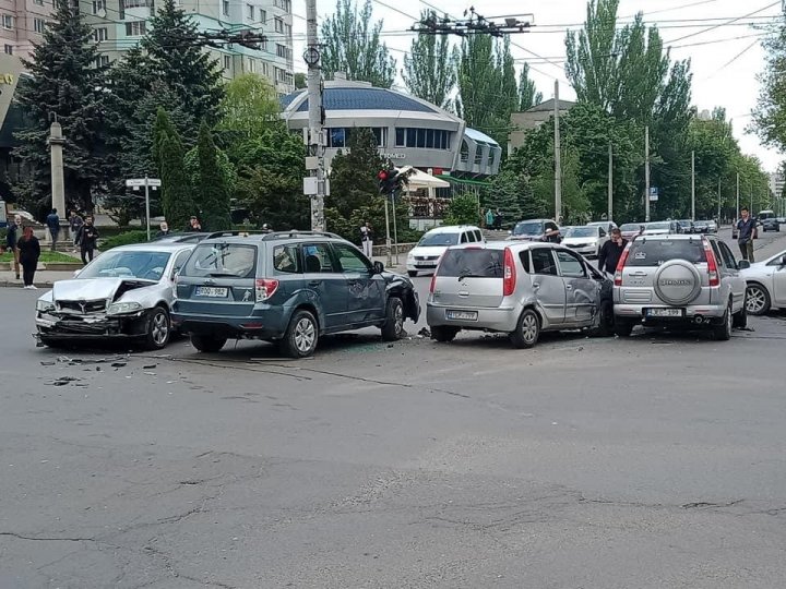 Accident rutier pe strada Independenței. Patru mașini au fost accidentate (FOTO)