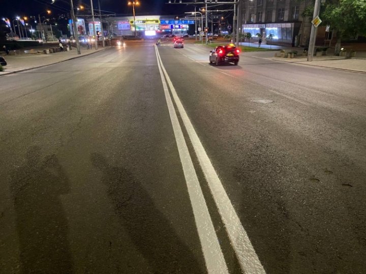 Veste bună! Pe străzile din Capitală au început lucrările de aplicare a marcajului rutier (FOTO)