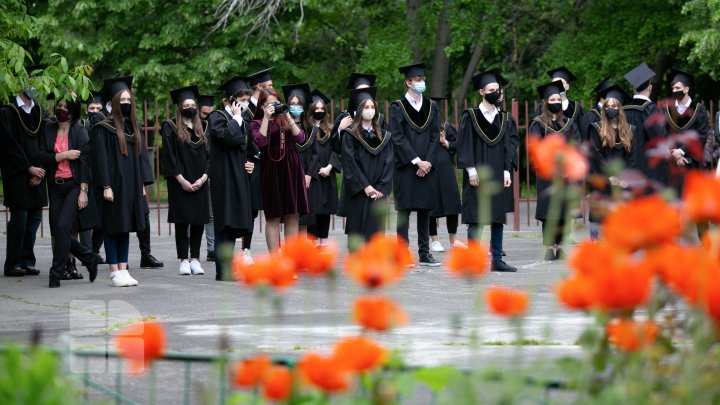 Careul dedicat ultimului sunet de clopoţel a fost altfel în acest an. Ce spun absolvenții Liceului Teoretic „Onisifor Ghibu” (FOTOREPORT)