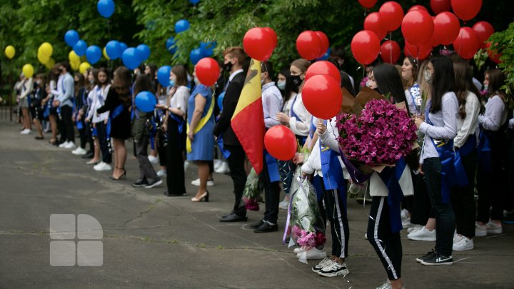 Careul dedicat ultimului sunet de clopoţel a fost altfel în acest an. Ce spun absolvenții Liceului Teoretic „Onisifor Ghibu” (FOTOREPORT)