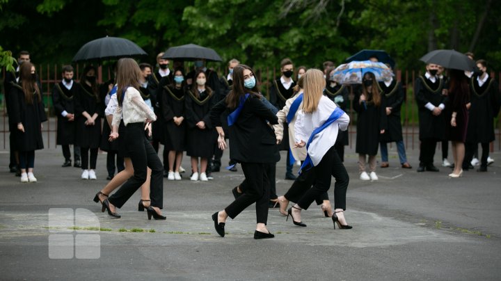 Careul dedicat ultimului sunet de clopoţel a fost altfel în acest an. Ce spun absolvenții Liceului Teoretic „Onisifor Ghibu” (FOTOREPORT)