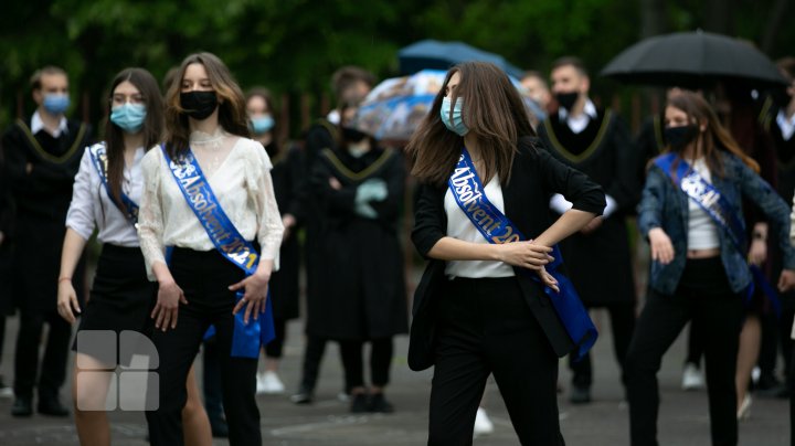 Careul dedicat ultimului sunet de clopoţel a fost altfel în acest an. Ce spun absolvenții Liceului Teoretic „Onisifor Ghibu” (FOTOREPORT)