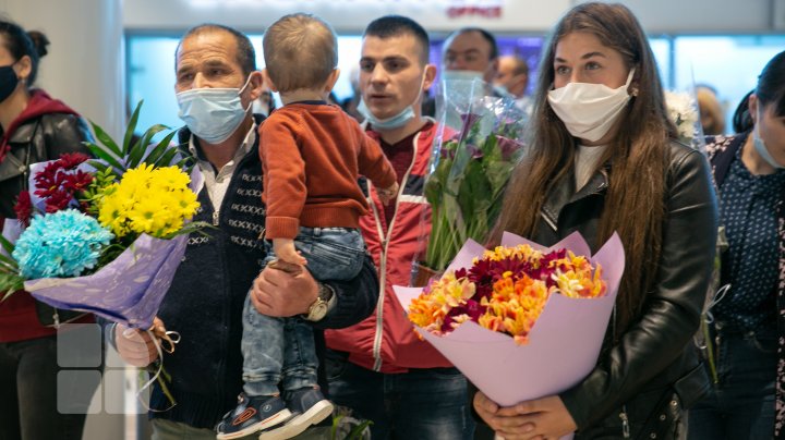 Lacrimi de bucurie şi emoţii pe Aeroportul din Chişinău. A aterizat încă o cursă din Israel cu aproximativ 200 de pasageri la bord (FOTO)