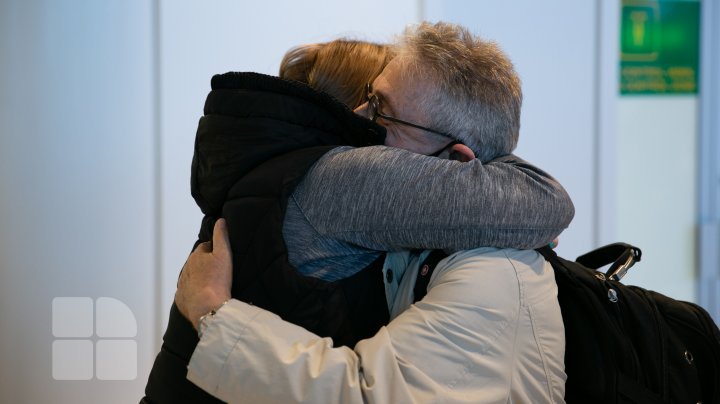 Lacrimi de bucurie şi emoţii pe Aeroportul din Chişinău. A aterizat încă o cursă din Israel cu aproximativ 200 de pasageri la bord (FOTO)