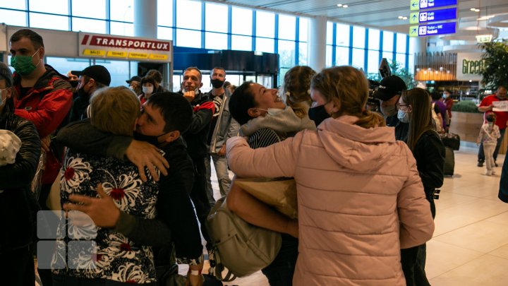 Lacrimi de bucurie şi emoţii pe Aeroportul din Chişinău. A aterizat încă o cursă din Israel cu aproximativ 200 de pasageri la bord (FOTO)