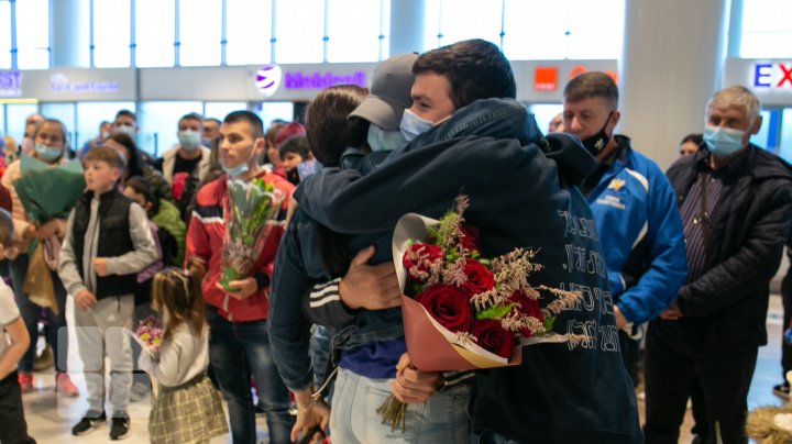 Lacrimi de bucurie şi emoţii pe Aeroportul din Chişinău. A aterizat încă o cursă din Israel cu aproximativ 200 de pasageri la bord (FOTO)