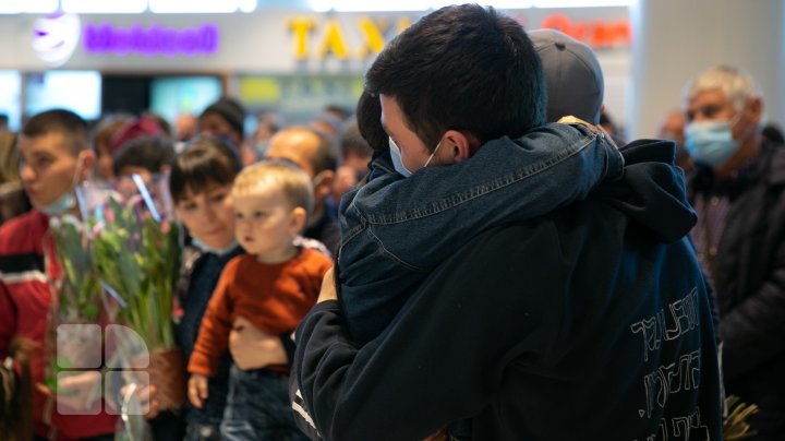 Lacrimi de bucurie şi emoţii pe Aeroportul din Chişinău. A aterizat încă o cursă din Israel cu aproximativ 200 de pasageri la bord (FOTO)