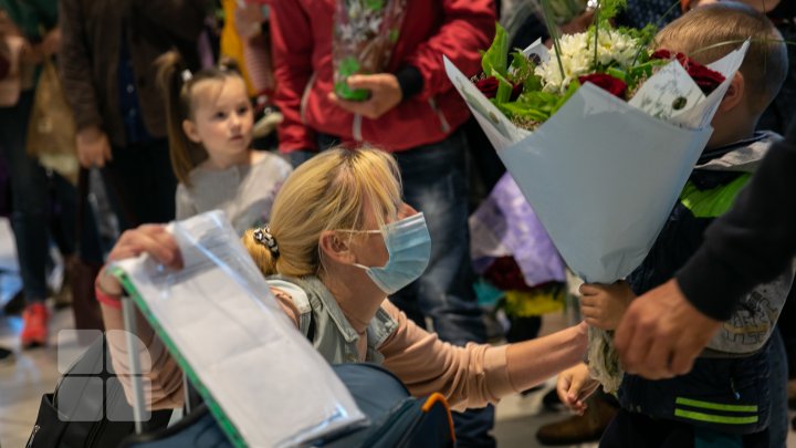 Lacrimi de bucurie şi emoţii pe Aeroportul din Chişinău. A aterizat încă o cursă din Israel cu aproximativ 200 de pasageri la bord (FOTO)