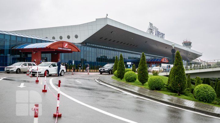 Lacrimi de bucurie şi emoţii pe Aeroportul din Chişinău. A aterizat încă o cursă din Israel cu aproximativ 200 de pasageri la bord (FOTO)