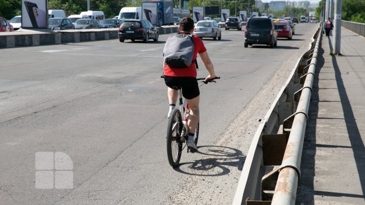 PERICOL pentru trecători. Pasajele pietonale de pe unele poduri din Capitală, în stare critică (FOTO)