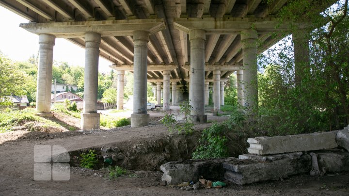 PERICOL pentru trecători. Pasajele pietonale de pe unele poduri din Capitală, în stare critică (FOTO)