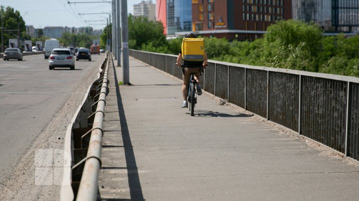 PERICOL pentru trecători. Pasajele pietonale de pe unele poduri din Capitală, în stare critică (FOTO)