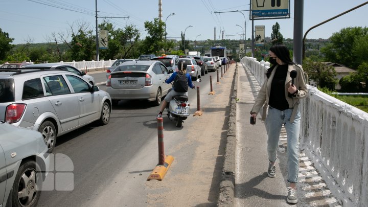 PERICOL pentru trecători. Pasajele pietonale de pe unele poduri din Capitală, în stare critică (FOTO)