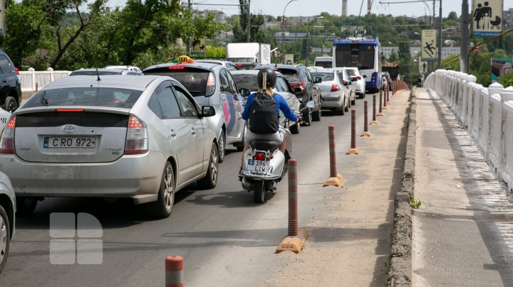 PERICOL pentru trecători. Pasajele pietonale de pe unele poduri din Capitală, în stare critică (FOTO)