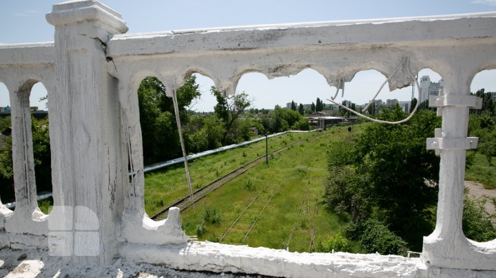 PERICOL pentru trecători. Pasajele pietonale de pe unele poduri din Capitală, în stare critică (FOTO)