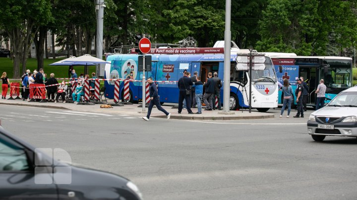 Vaccinare pe roți. Oamenii au făcut cozi pentru a se imuniza în troleibuz (FOTOREPORT)