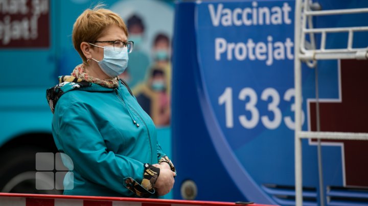 Vaccinare pe roți. Oamenii au făcut cozi pentru a se imuniza în troleibuz (FOTOREPORT)