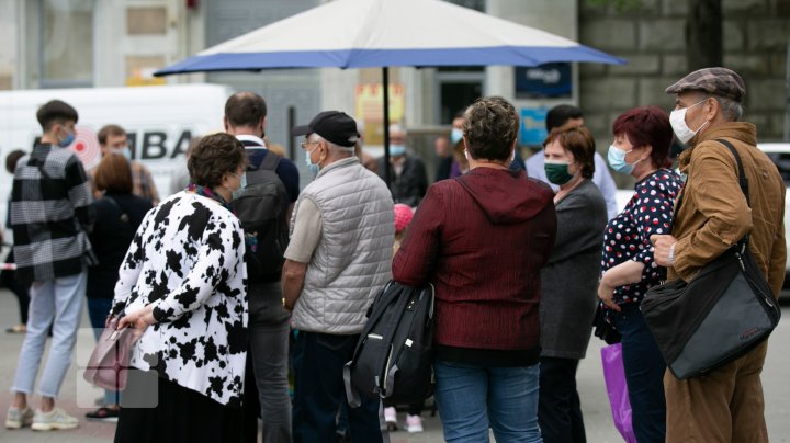 Vaccinare pe roți. Oamenii au făcut cozi pentru a se imuniza în troleibuz (FOTOREPORT)