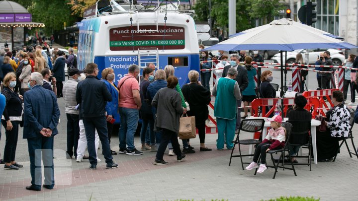 Vaccinare pe roți. Oamenii au făcut cozi pentru a se imuniza în troleibuz (FOTOREPORT)