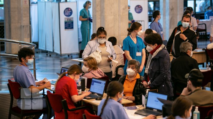 FOTOREPORT de la maratonul de vaccinare la Palatul Republicii