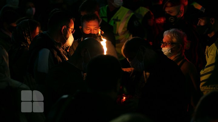 Noaptea de Înviere la Catedrala Mitropolitană (FOTOREPORT)