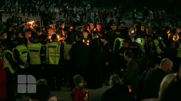 Noaptea de Înviere la Catedrala Mitropolitană (FOTOREPORT)