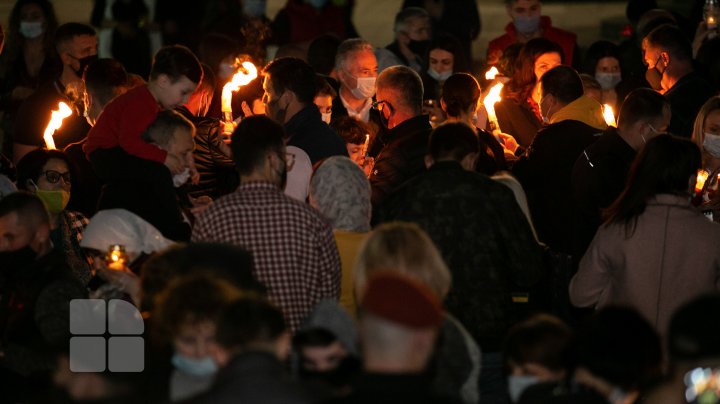 Noaptea de Înviere la Catedrala Mitropolitană (FOTOREPORT)