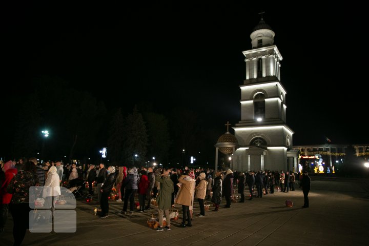 Noaptea de Înviere la Catedrala Mitropolitană (FOTOREPORT)