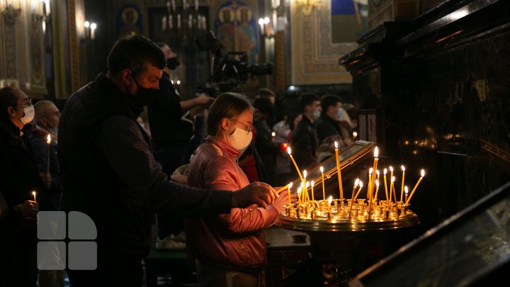 Noaptea de Înviere la Catedrala Mitropolitană (FOTOREPORT)