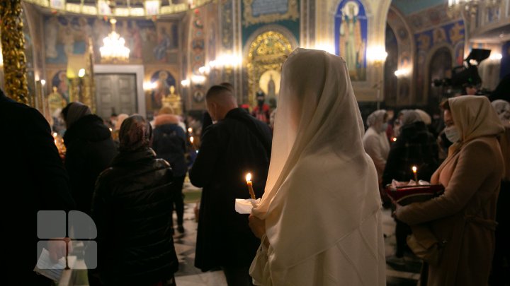 Noaptea de Înviere la Catedrala Mitropolitană (FOTOREPORT)