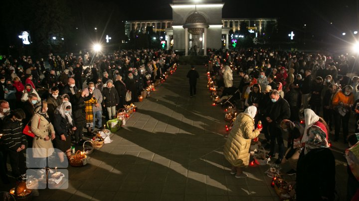 Noaptea de Înviere la Catedrala Mitropolitană (FOTOREPORT)